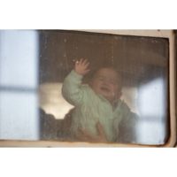 Baby im Fenster