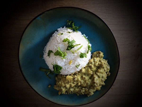 Kokos-Linsen-Curry mit Reis und frischem Koriander