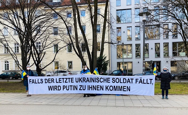 Auf dem Plakat steht:"Falls der letzte ukrainische Soldat fällt, wird Putin zu Ihnen kommen".
