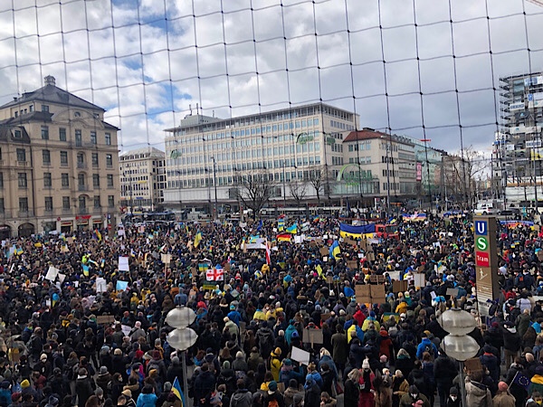 Ukrainische Demo am Karlsplatz