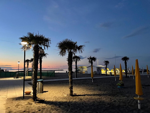 Sonnenuntergang am Strand in Italien