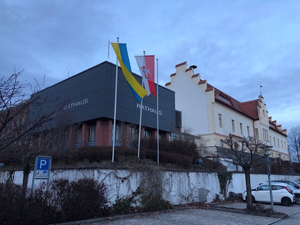 Rathaus Markt Schwaben mit gelb-blauer ukrainischer Fahne