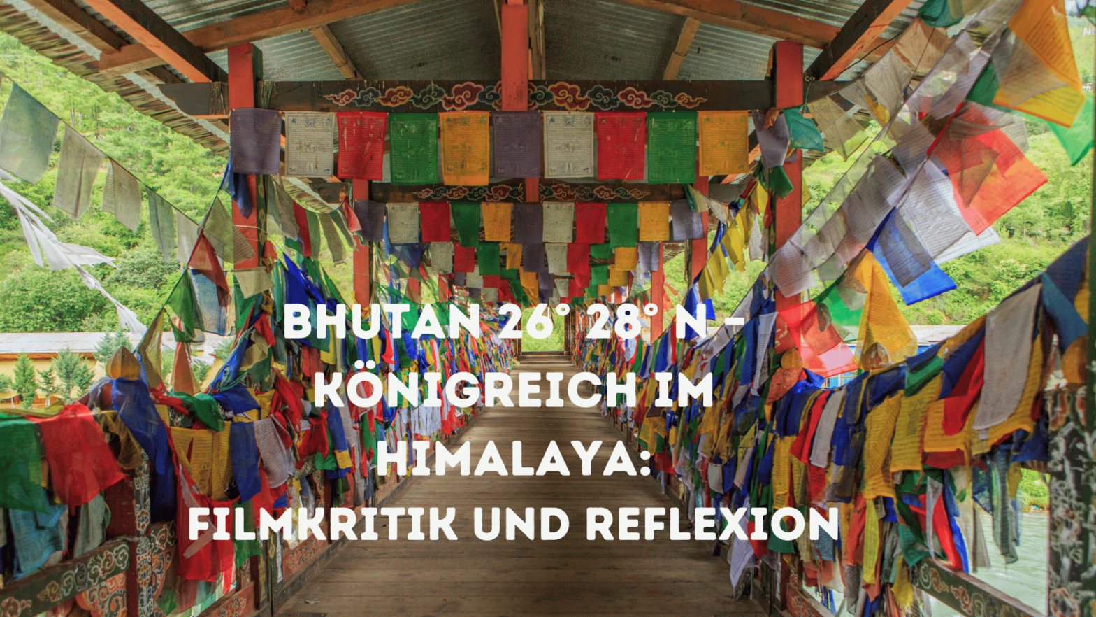 Bunte Gebetsfahnen im Königreich Bhutan in Himalaya
