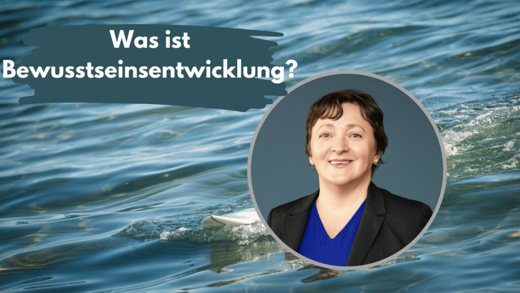 Marianna Sajaz mit den Ozeanwellen im Hintergrund