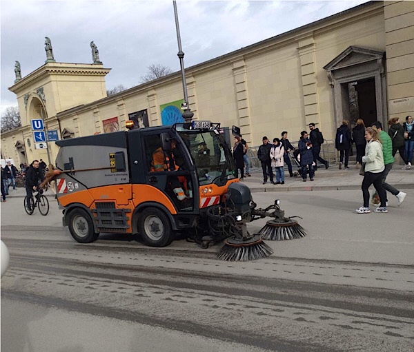 Stadtwerke München reinigen die Straße nach der Querdenker_Demo