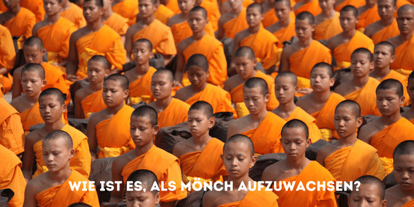 Junge Mönche in orangenfarbenen Roben meditieren in Bhutan.