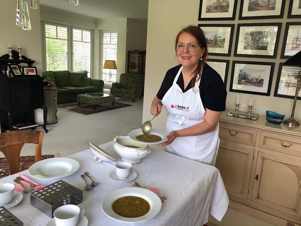 Jutta serviert die Grüne Dal-Suppe