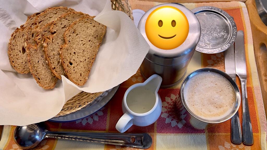 Frühstück mit Brot, Brei und Kaffee