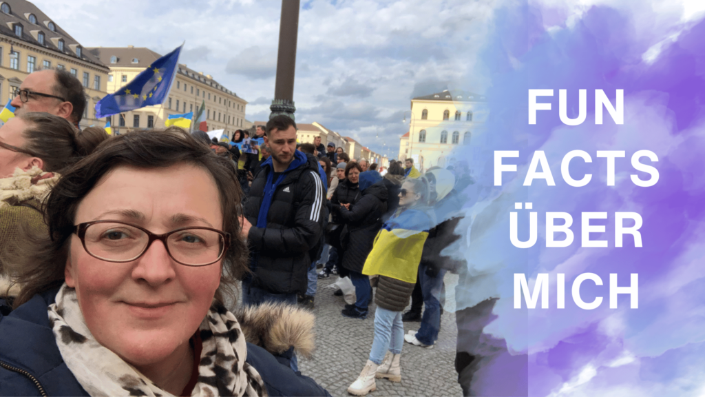 Marianna Sajaz auf einer ukrainischen Demo mit blau-gelben Flaggen