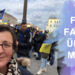 Marianna Sajaz auf einer ukrainischen Demo mit blau-gelben Flaggen