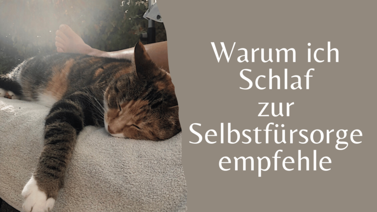 Eine schwarz-gelb-weiss getiegerte Katze schläft auf der Gartenliege neben ihrer Besitzerin