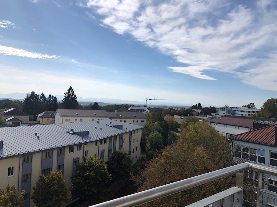 Blick aus dem VHS-Gebäude in Ebersberg über die Dächer bis zu den Alpen