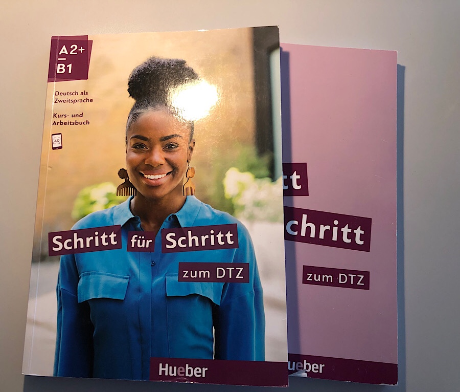 Lehrbuch "Schritt für Schritt zum DTZ" vom Hueber Verlag