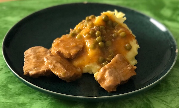 Kartoffelpüree mit grünen Erbsen und Kalbsfleisch 