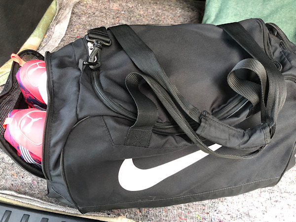 Eine Sporttasche von Nike mit rosa Sportschuhen