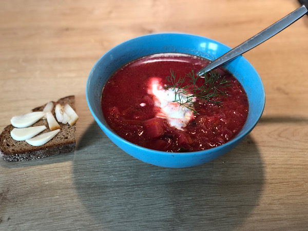 Ukrainische Rote-Beete-Suppe - Borschtsch mit Roggenbrot, Knoblauch und Speck