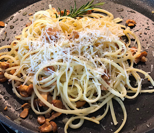 Linguine mit Pfifferlingen, Parmesan und Rosmarin