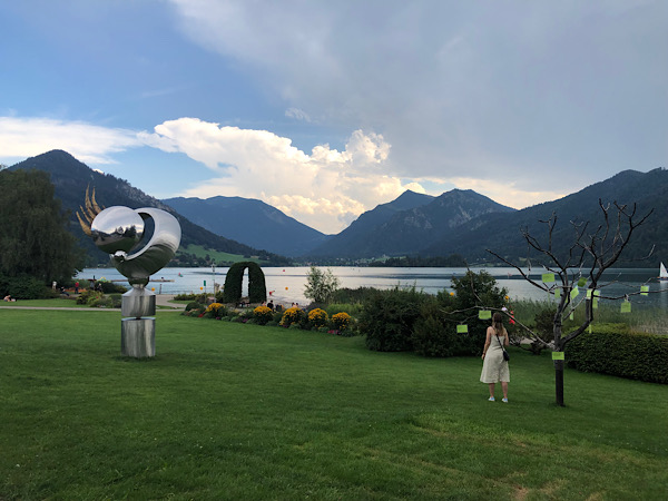 Edelstahlskulptur am Ufer des Schliersee