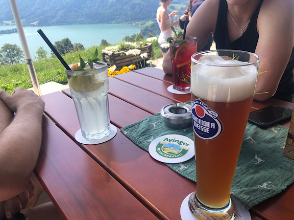 Limo und Weissbier auf dem Tisch mit Ausssicht auf den Schliersee