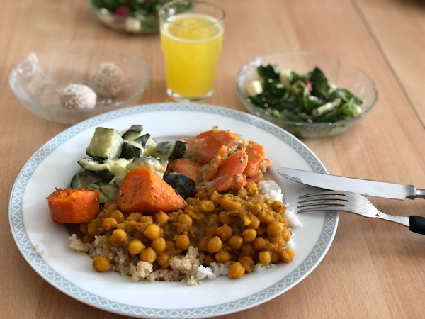 Kichererbsen mit Süßkartoffeln; Salt, Gemüse und Mandelbällchen