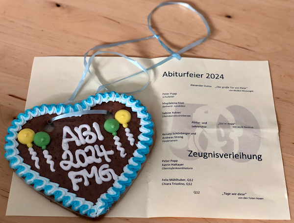 Ein Lebkuchenherz mit Aufschrift: Abi 2024 FMG