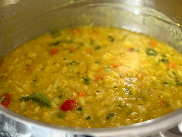 Gelbe Linsensuppe mit viel Gemüse und dem ersten Grün aus dem Garten.