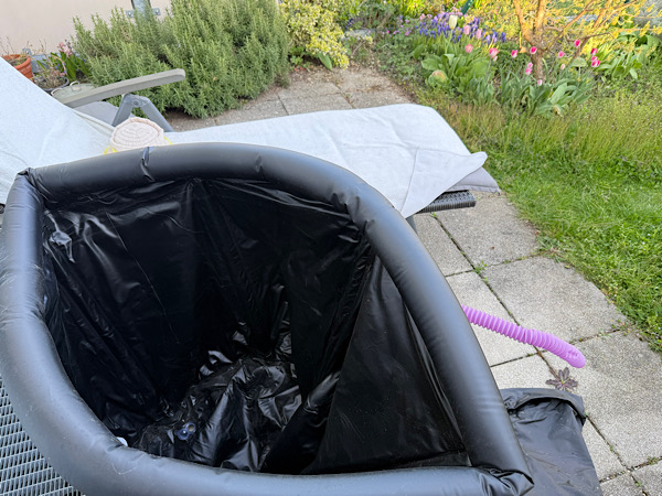 Eine schwarze Eiswanne aus Plastik