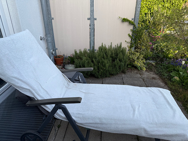 Gartenliege mit einem Handtuch drauf