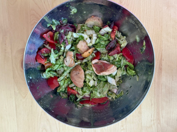 Nach dem arbeitsreichen Vormittag gibt es zum Mittagessen einen bunten Salat mit leckeren marinierten Pilzen von meiner Schwester.