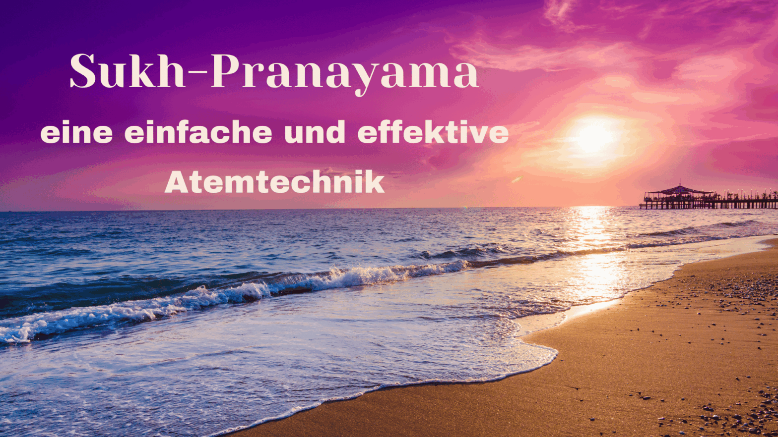 Sonnenuntergang am Strand, der Himmel ist violett