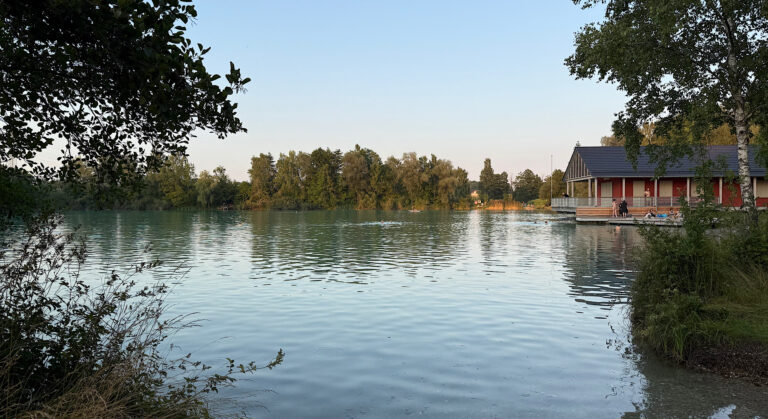 Wiflinger Weiher mit Bäumen